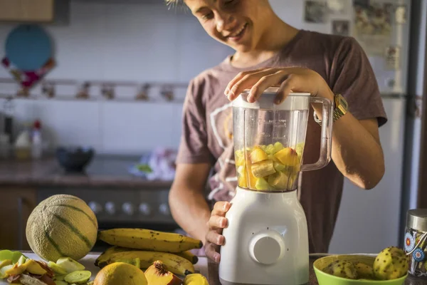 Menino Preparando Bebida Suave Casa Com Frutas Saudáveis Misturadas — Fotografia de Stock