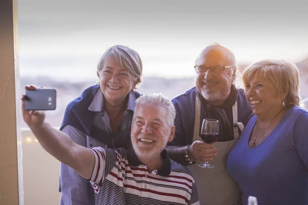 Personas Adultas Mayores Haciendo Selfie Durante Fiesta Terraza Azotea —  Fotos de Stock