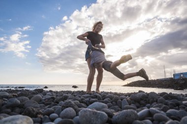 Küçük oğluyla oynayan genç bir anne için zemin bakış açısı onu hızlı çeviriyor.