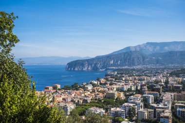 dağ Sorrento İtalya, tatil yeri ve Napoli kıyısında şehir üzerinden havadan görünümü