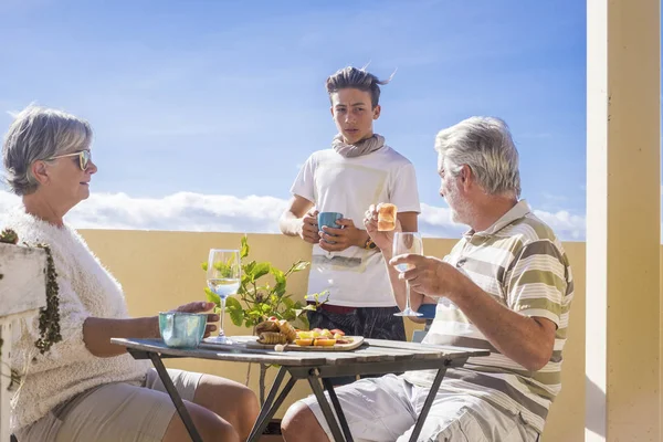 Familie Isst Gemeinsam Auf Der Terrasse — Stockfoto