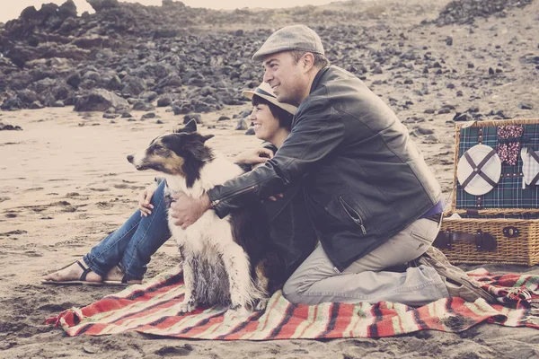 Echtpaar Met Hond Zit Genieten Het Strand Overdag — Stockfoto