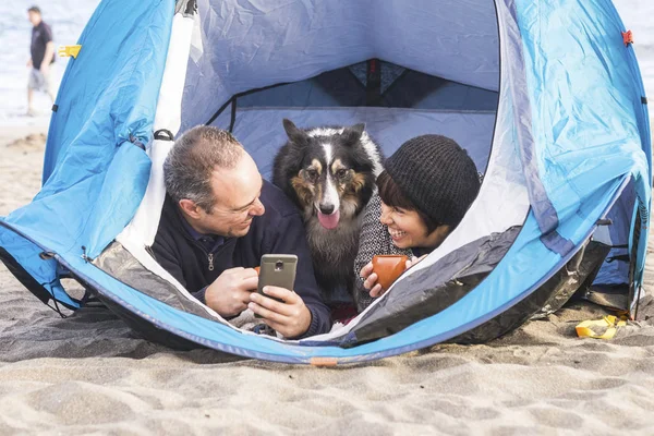 Paar Vergnügt Sich Zelt Kostenlosen Zelten Strand Mit Hund — Stockfoto