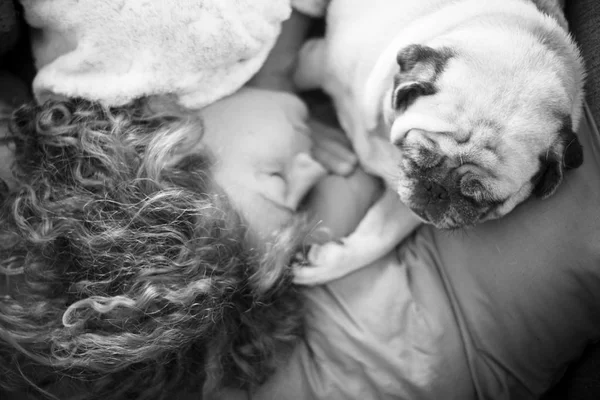 Zwart Wit Foto Van Vrouw Met Pug Hond Thuis Slapen — Stockfoto