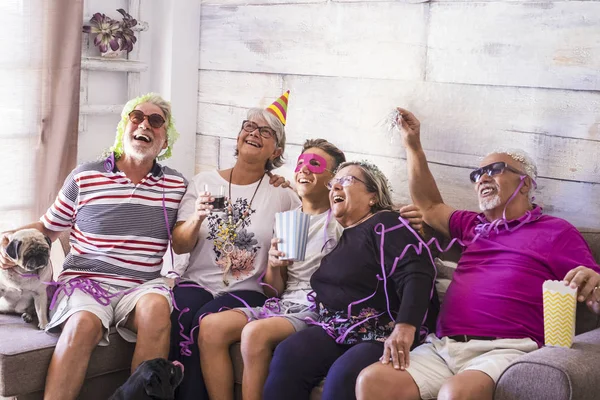 Οικογένεια Γιορτάζει Γενέθλιά Και Διασκέδαση Στο Σπίτι — Φωτογραφία Αρχείου