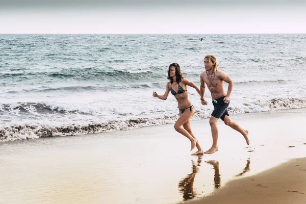 Pareja Joven Divirtiéndose Playa Fondo Del Océano — Foto de Stock