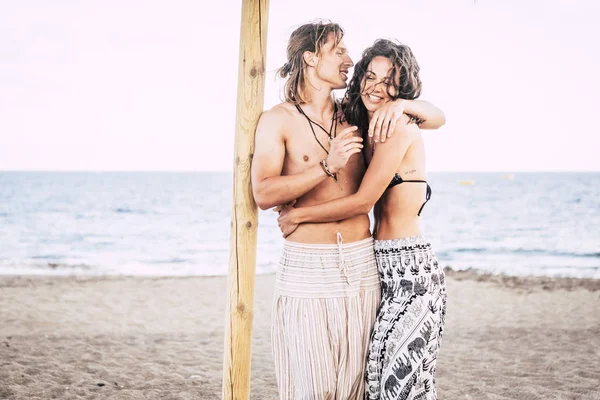 Giovane Coppia Divertirsi Spiaggia Sfondo Oceano — Foto Stock