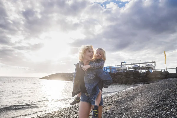 Beautiful Young Mother Little Child Blonde Too Walking Beach Happiness — Stock Photo, Image