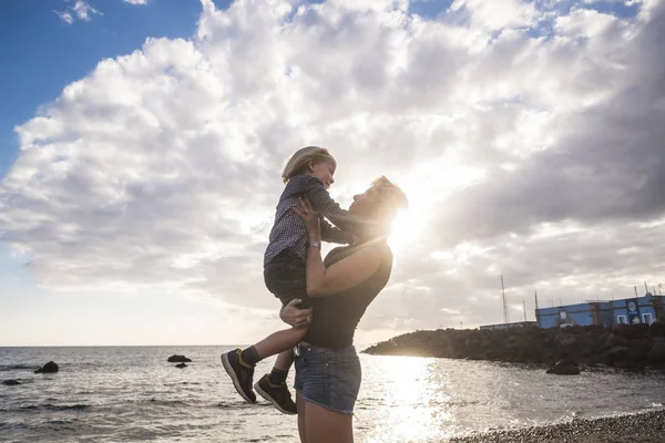 Felicità Con Famiglia Madre Figlio Abbracciare Spiaggia Con Bellissimo Tramonto — Foto Stock
