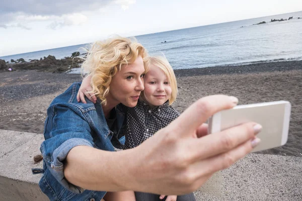 Blonde Frau Und Kleiner Blonder Sohn Machen Selfie Foto Mit — Stockfoto
