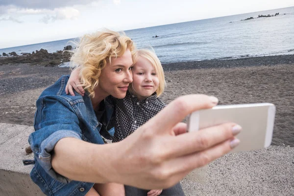 Fröhliche Mutter Und Sohn Blondinen Bleiben Beide Zusammen Freien Bei — Stockfoto