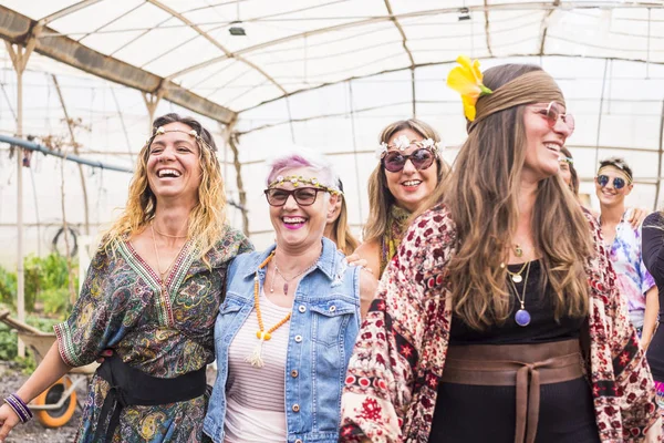 Группа Сумасшедших Женщин Хиппи Стиле Платье Вечеринке — стоковое фото