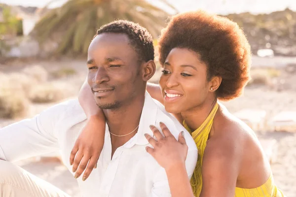 Счастливая Африканская Пара Обнимается Пляже Летний Сезон — стоковое фото
