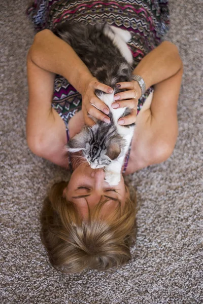 Portret Van Een Jonge Vrouw Die Met Een Klein Katje — Stockfoto