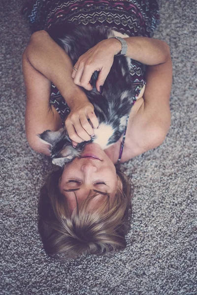 Portret Van Een Jonge Vrouw Die Met Een Klein Katje — Stockfoto