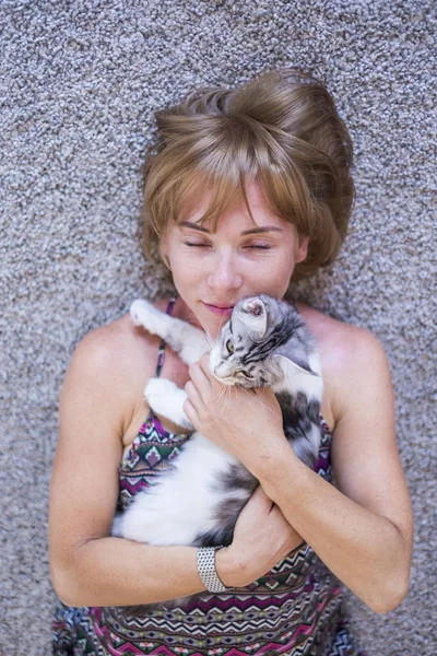 Portret Van Een Jonge Vrouw Die Met Een Klein Katje — Stockfoto