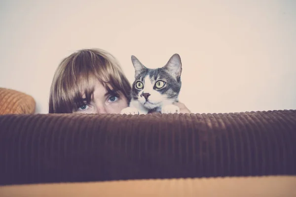 Portret Van Een Jonge Vrouw Die Met Een Klein Katje — Stockfoto