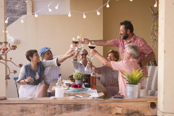 Grupo Feliz Diferentes Edades Personas Que Celebran Divierten Juntas Amistad —  Fotos de Stock