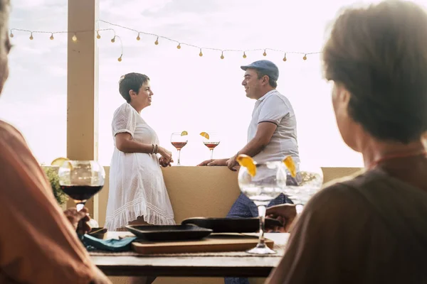 Romantische Szene Und Liebe Mit Einem Kaukasischen Paar Mittleren Alters — Stockfoto