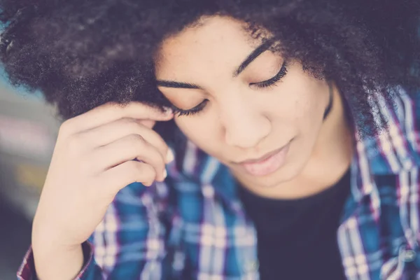 Kıvırcık Saçlı Latin Genç Kız Portresi — Stok fotoğraf