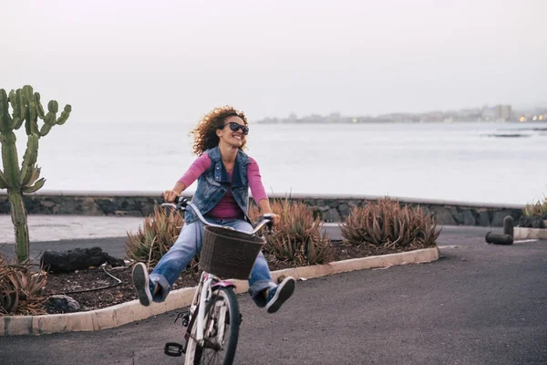Nuori Nainen Ratsastus Polkupyörällä Vapaus Nauttia Elämästä Käsite — kuvapankkivalokuva