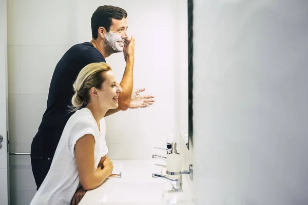 Giovane Bellissimo Uomo Che Taglia Barba Con Spugna Mentre Donna — Foto Stock