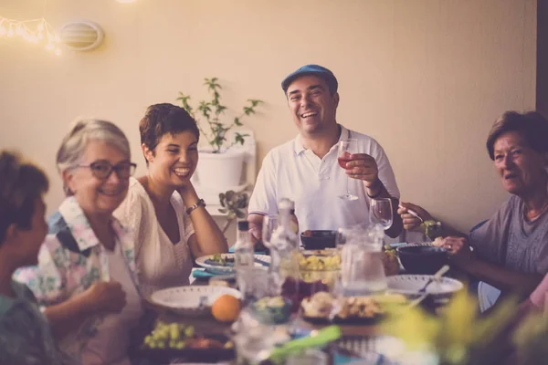 Grupo Feliz Diferentes Edades Personas Que Celebran Divierten Juntas Amistad —  Fotos de Stock