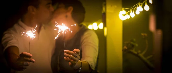 Casal Beijando Durante Festa Casa Comemorando Com Faíscas Luz — Fotografia de Stock