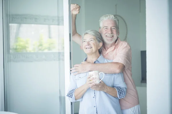 Alegre Pareja Adulta Casa Mirando Fuera Junto Con Alegría Paz — Foto de Stock