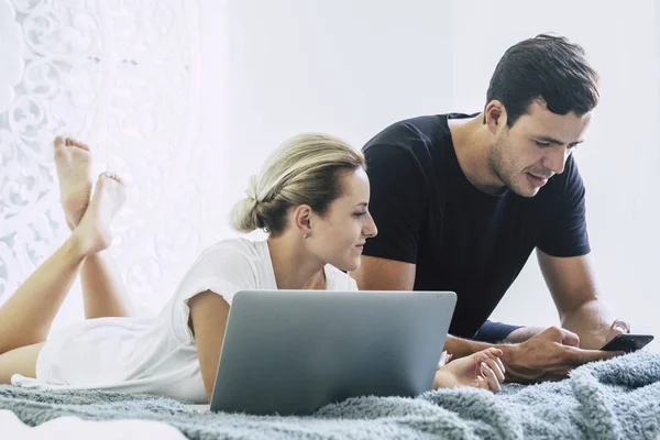 Young Couple Laying Bed Working Laptop Bedroom — Stock Photo, Image