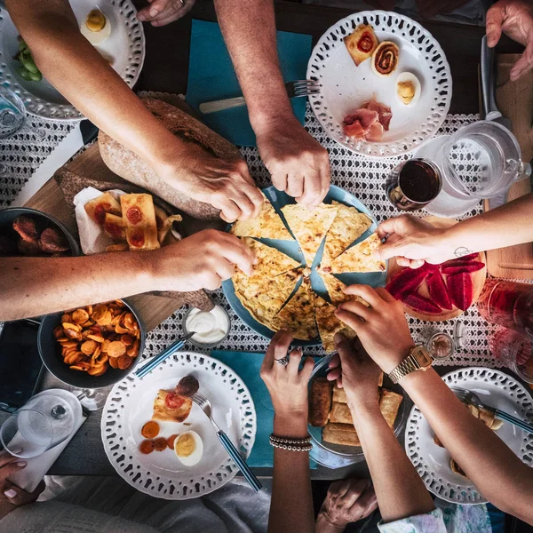 Vue Dessus Des Mains Des Gens Prenant Nourriture Dîner Ensemble — Photo