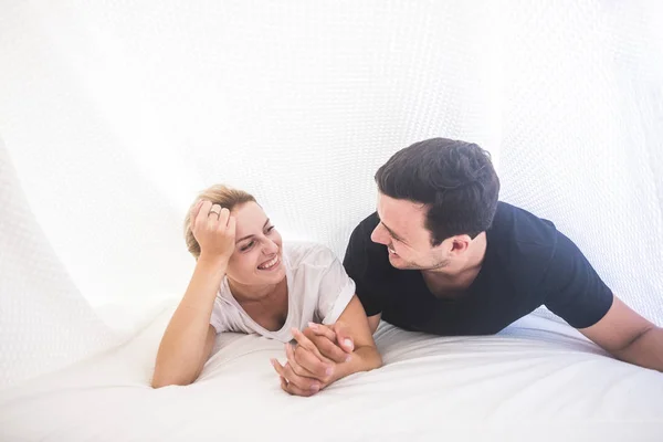 Jovem Casal Deitado Cama Quarto — Fotografia de Stock