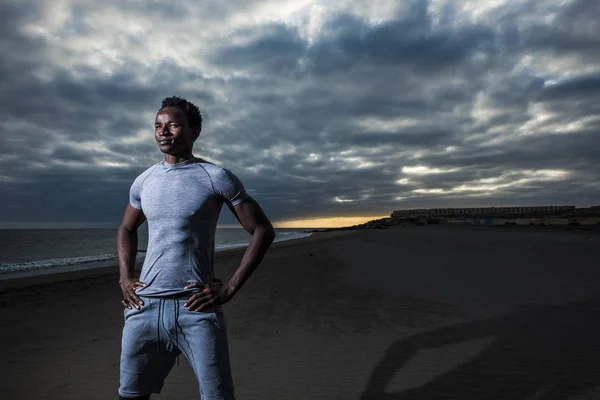 Uomo Africano Che Prepara Fare Esercizi Sport Spiaggia — Foto Stock