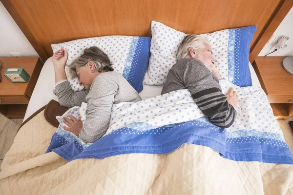 成人老年夫妇在家睡觉 — 图库照片