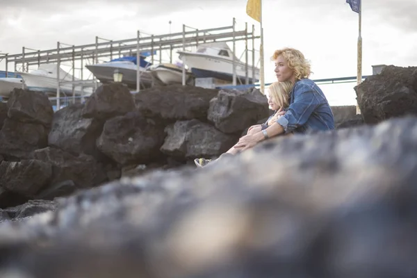 Terra Sfuocato Pietre Spiaggia Ritratto Madre Figlio Giovani Innamorati Seduti — Foto Stock
