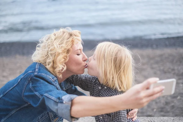 Blonde Frau Und Kleiner Blonder Sohn Machen Selfie Foto Küssend — Stockfoto