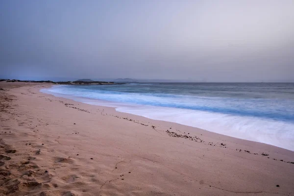 長い露出で早朝で孤独なビーチを撮影します — ストック写真
