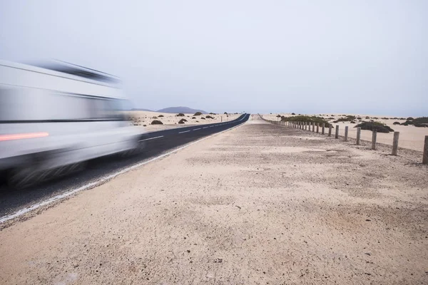 Voiture Floue Sur Route Asphaltée Concept Voyage — Photo