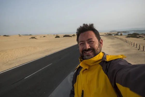 Uomo Trekking Strada Dune Desertiche Con Oceano Alla Fine — Foto Stock