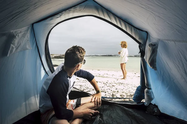 Pessoas Que Gostam Férias Verão Acampamento Costa — Fotografia de Stock