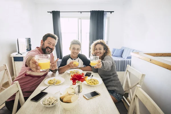 Famiglia Caucasica Felice Allegra Che Pranza Insieme Casa — Foto Stock