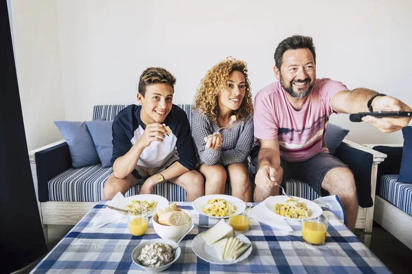 Feliz Alegre Família Caucasiana Almoçando Juntos Casa Enquanto Assiste — Fotografia de Stock