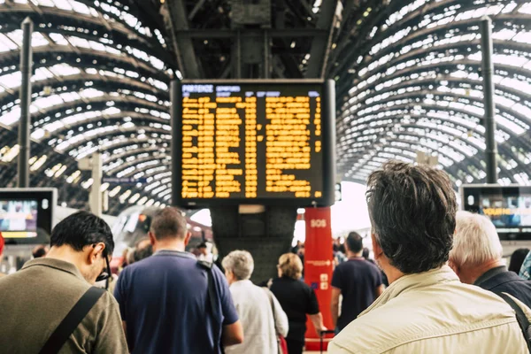 Menschenmenge Wartet Auf Dem Milano Bahnhof Der Innenstadt Auf Seinen — Stockfoto