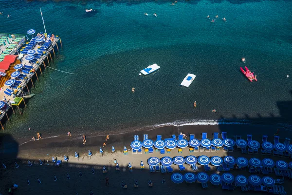 Mavi Plaj Şemsiyeleri Havadan Görünümü Sahil Tekneler Sorrento Talya — Stok fotoğraf