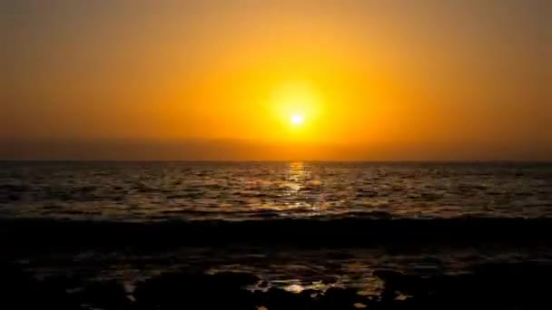 Tidsfördröjning För Havets Vågor Stranden Vid Solnedgången Bakgrund — Stockvideo