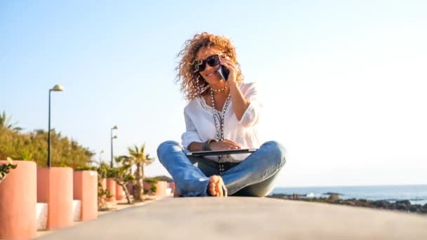 Conceito Freelance Mulher Muito Jovem Usando Smartphone Praia — Vídeo de Stock