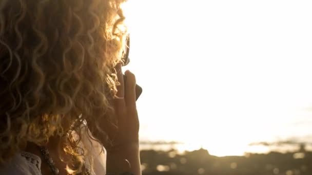 Ανεξάρτητος Έννοια Όμορφη Νεαρή Γυναίκα Χρήση Smartphone Στην Παραλία — Αρχείο Βίντεο