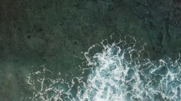 Gündüz Deniz Dalgaları Ile Yüzeyinin Üstten Görünüm — Stok video