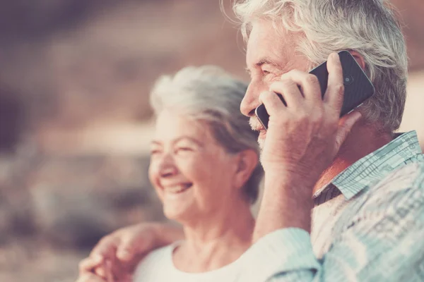 Feliz Pareja Ancianos Con Teléfono Celular Playa Guijarros Riendo Bromeando — Foto de Stock