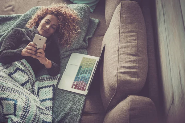 Mujer Sofá Marrón Charlando Teléfono Inteligente Frío Día Invierno —  Fotos de Stock